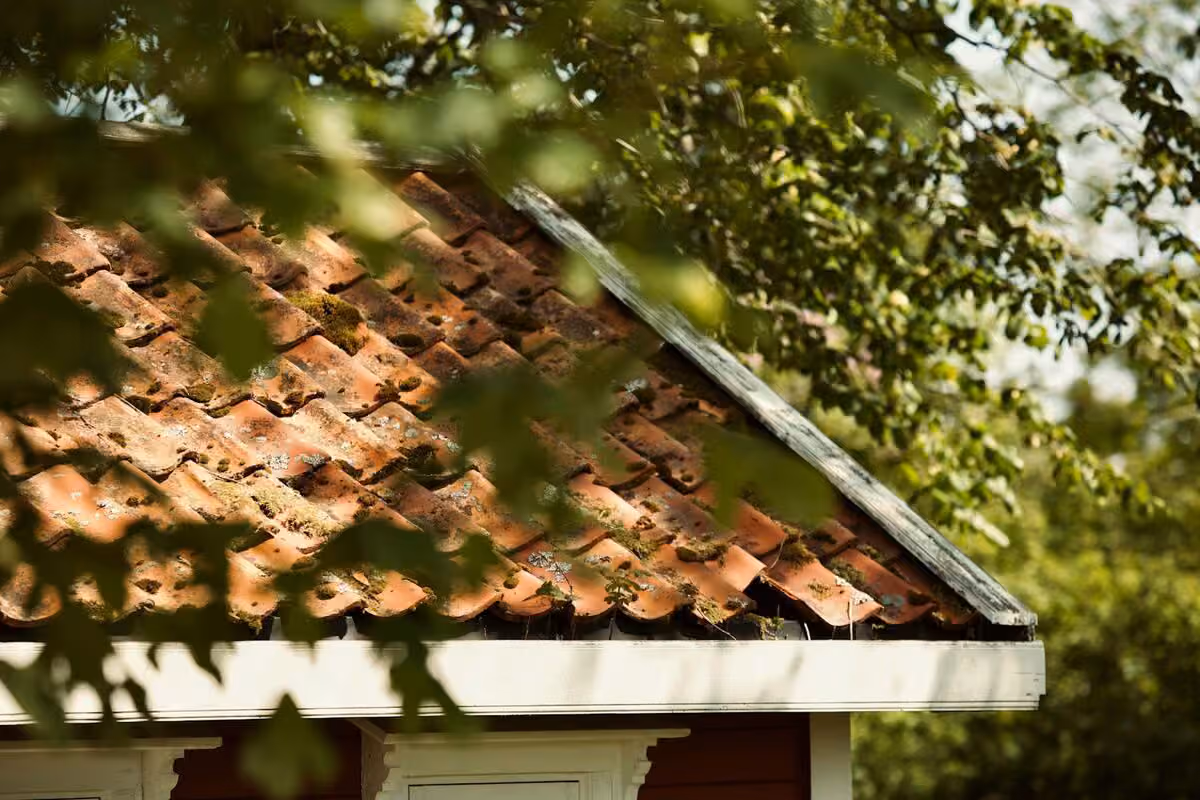 Dachówka ceramiczna na połaci dachu klasycznego domu jednorodzinnego - ceglasty kolor dachówek